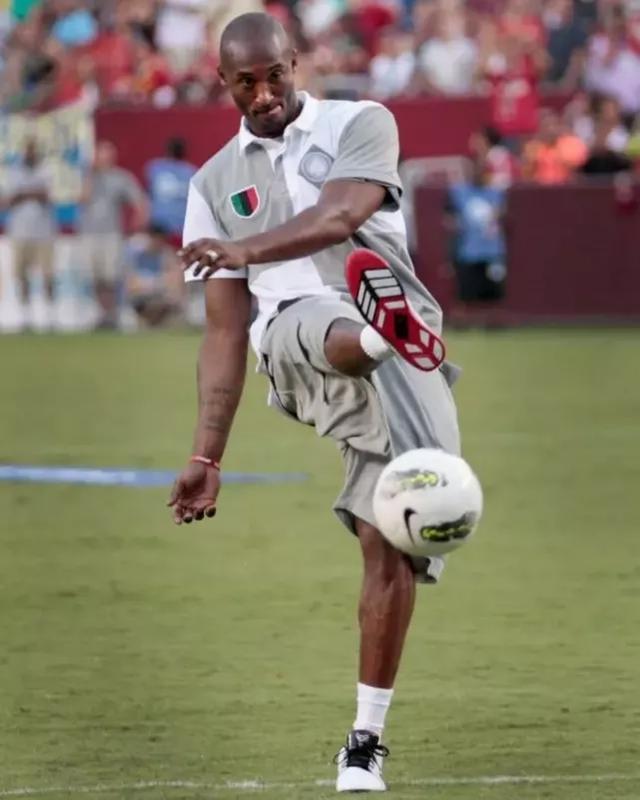 世体：齐达内现身伯纳乌但不会接替阿隆索，他只想执教法国