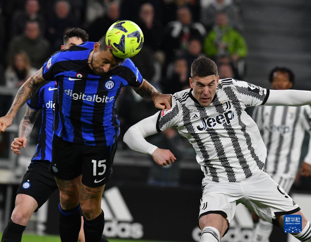 致敬李惠堂，赞助商犀旺送给魏祥鑫一颗柚子足球