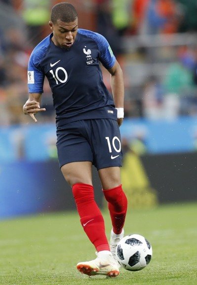 上一次对阵安哥拉：梅西斯卡洛尼替补登场，阿亚拉百场