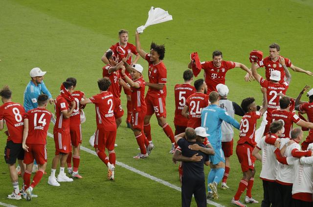 欧冠半场：克瑙夫打破僵局，法兰克福1-0巴塞罗那