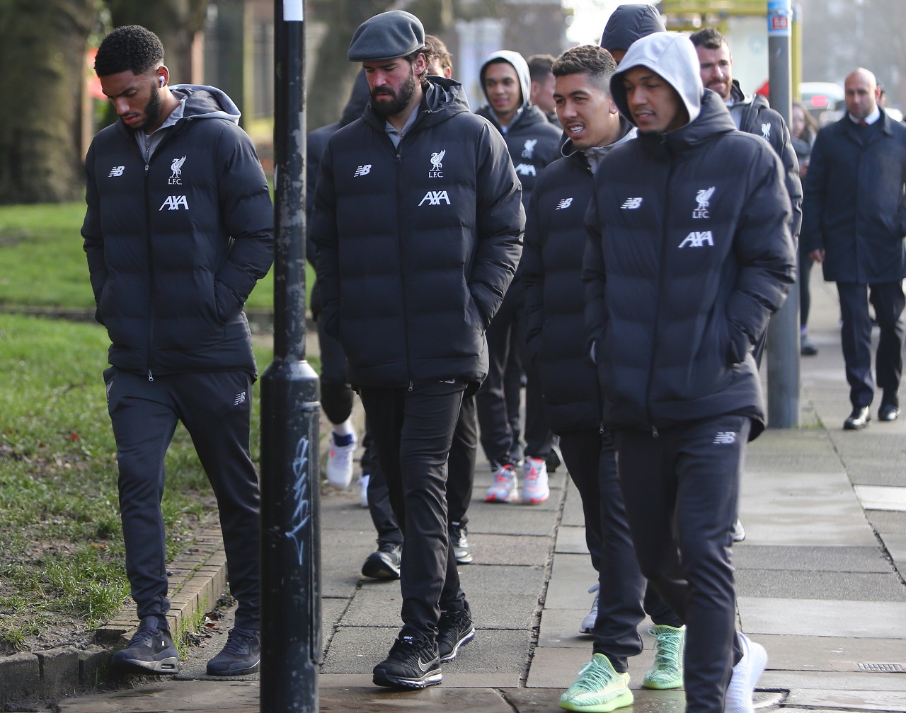 拜仁积极追求梅努，欲将其打造成欧冠核心，但曼联与意甲球队争夺，形势激烈。